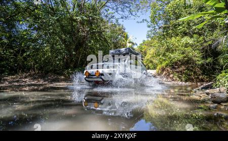 4x4 voiture conduit à travers une rivière, traversée de l'eau avec la voiture hors route, Costa Rica, Amérique centrale Banque D'Images