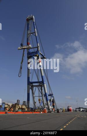 Den Helder, pays-Bas. 10 juin 2023. Une lourde grue flottante dans le port industriel de Den Helder Banque D'Images