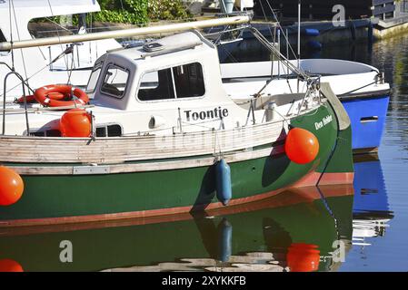 Den Oever, pays-Bas. 9 juillet 2023. Vieux bateau de pêche dans le port de Den Oever Banque D'Images