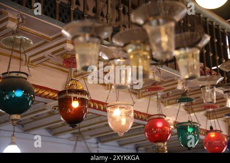 Lustres en verre de Belgique à Paradesi Synagogue, Kochi, Kerala, Inde Banque D'Images