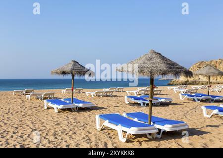 Des parasols de plage en osier Groupe bleu et des lits de plage Banque D'Images