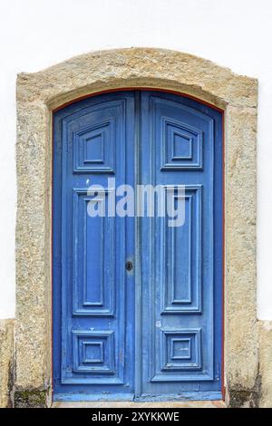 Vieux et historiques en bois de porte de l'église bleue dans la ville d'Ouro Preto, Minas Gerais avec un châssis de pierre Banque D'Images