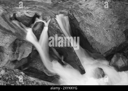 Cascades d'eau sur le chemin de Lukla à Namche Bazaar Banque D'Images