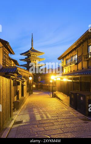 Vieille rue traditionnelle et maisons en bois dans le quartier vide derrière Yasaka non à la pagode à l'heure bleue crépusculaire à Kyoto, Japon. Espace de copie vertical n° p Banque D'Images