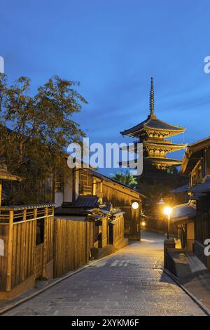 Route, maisons traditionnelles en bois et de quartier derrière la pagode à Yasaka non à l'heure bleue à Kyoto, au Japon. Espace copie verticale pas de personnes présentes Banque D'Images