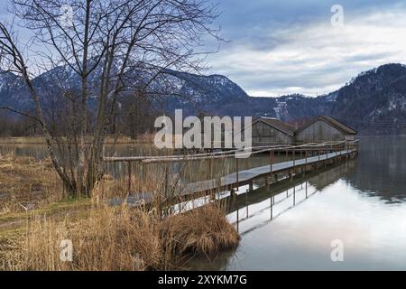 Boathouses sur le lac Kochel un soir d'hiver Banque D'Images