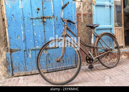 Vieux vélo dans une ruelle au Maroc Banque D'Images