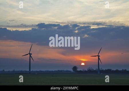 Deux éoliennes dans un champ Banque D'Images