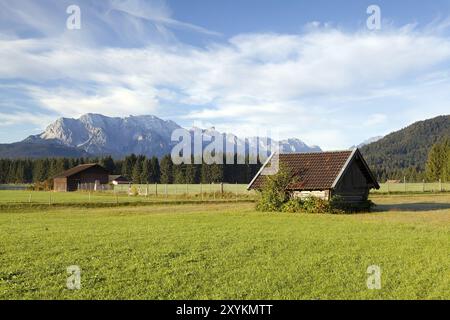 Cabanes en bois sur les prairies alpines à la lumière du soleil du matin, Allemagne, Europe Banque D'Images