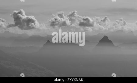 Les sommets du mont Kleiner Mythen et du mont Grosser Mythen s'étendent d'une mer de brouillard Banque D'Images