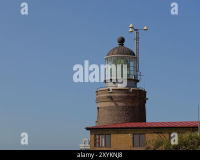 Le phare de Kullaberg en Suède offre une vue imprenable sur la côte suédoise. Un monument historique et une destination de randonnée populaire. Banque D'Images