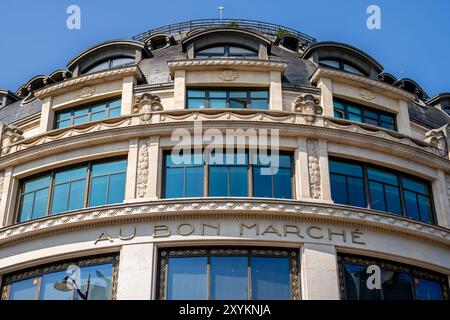 Façade d'un immeuble du bon marché. Le bon marché, anciennement appelé « au bon marché », est un grand magasin français situé à Paris Banque D'Images