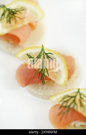 Extreme close-up de saumon fumé servi avec du citron, du fromage et de l'aneth Banque D'Images