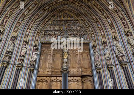 Sculptures de la fin du XIIIe siècle, cathédrale de Fribourg, construite en trois étapes, en 1120, la deuxième en 1210 et la troisième en 1230, style gothique buil Banque D'Images