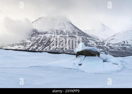 Massif d'acres dans les nuages, Parc national Stora Sjoefallet, site du patrimoine mondial de Laponie, Norrbotten, Laponie, Suède, avril 2018, Europe Banque D'Images