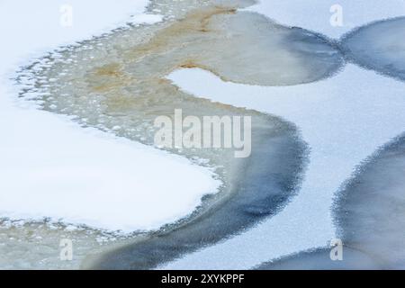 Structures glaciaires dans un ruisseau, réserve naturelle de Korouoma, Laponie, Finlande, janvier 2017, Europe Banque D'Images