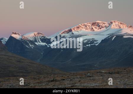 Vue de la plus haute montagne de Suède, Kebnekaise, Kebnekaisefjaell, Norrbotten, Laponie, Suède, septembre 2012, Europe Banque D'Images