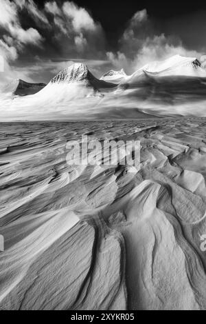 Vue de la montagne Tjaektjatjokka dans la vallée de Stuor Reaiddavaggi, Kebnekaisefjaell, Norrbotten, Laponie, Suède, mars 2013, Europe Banque D'Images