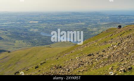 Vue depuis Mount Snowdon, Snowdonia, Gwynedd, pays de Galles, Royaume-Uni, en regardant vers le nord vers Llyn Padarn et Llanberis, avec le Snowdon Mountain Railway Banque D'Images