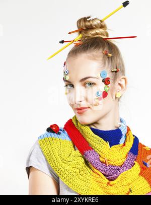 Portrait d'une jeune femme blonde avec créativité hairstyle avec boutons de couleur et de la mode Banque D'Images