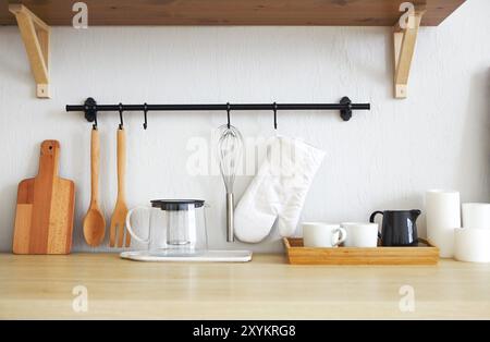 Intérieur de cuisine moderne blanc vide avec divers objets sur la table Banque D'Images