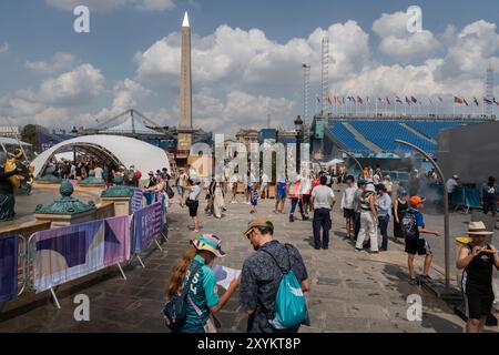 Specators se rendra place de la Concorde lors des Jeux Olympiques de 2024, le vendredi 2 août 2024, à Paris, France. Banque D'Images