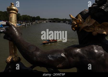 Un bateau est vu du Pont Alexandre III le mardi 30 juillet 2024, à Paris, France. Banque D'Images