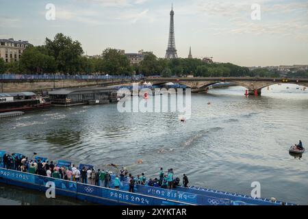 Les compétitrices courent sur la Seine au départ du Triathlon individuel féminin aux Jeux Olympiques de 2024 le mercredi 31 juillet 2024, à Paris, France. Banque D'Images