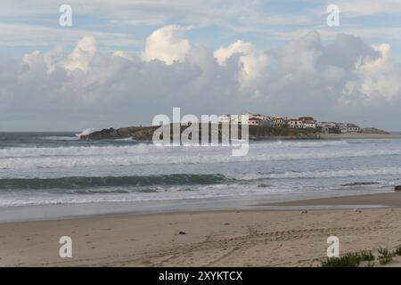 Baleal Island plage et belles maisons avec surfeurs sur l'océan atlantique à Peniche, Portugal, Europe Banque D'Images