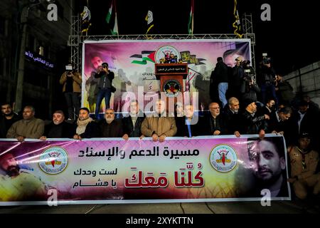 Gaza, Palestine. 04 janvier 2022. Les partisans du mouvement du Jihad islamique palestinien en Palestine organisent une manifestation de solidarité avec le détenu administratif palestinien en grève de la faim Hisham Abu Hawash dans la ville de Gaza. Hisham Abu Hawash est en grève de la faim depuis plus de 140 jours dans les prisons israéliennes pour protester contre sa détention dans le cadre de la politique israélienne de détention administrative, ce qui signifie qu’il n’a pas été accusé d’un crime. Le Comité international de la Croix-Rouge et les groupes carcéraux ont averti que l’état de santé de Hawash se détériore sérieusement et qu’il pourrait faire face à d Banque D'Images