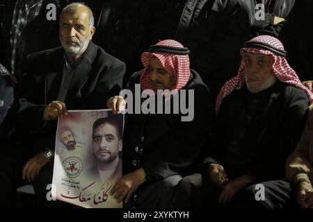 Gaza, Palestine. 04 janvier 2022. Les partisans du mouvement du Jihad islamique palestinien en Palestine organisent une manifestation de solidarité avec le détenu administratif palestinien en grève de la faim Hisham Abu Hawash dans la ville de Gaza. Hisham Abu Hawash est en grève de la faim depuis plus de 140 jours dans les prisons israéliennes pour protester contre sa détention dans le cadre de la politique israélienne de détention administrative, ce qui signifie qu’il n’a pas été accusé d’un crime. Le Comité international de la Croix-Rouge et les groupes carcéraux ont averti que l’état de santé de Hawash se détériore sérieusement et qu’il pourrait faire face à d Banque D'Images