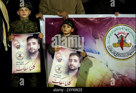 Gaza, Palestine. 04 janvier 2022. Les partisans du mouvement du Jihad islamique palestinien en Palestine organisent une manifestation de solidarité avec le détenu administratif palestinien en grève de la faim Hisham Abu Hawash dans la ville de Gaza. Hisham Abu Hawash est en grève de la faim depuis plus de 140 jours dans les prisons israéliennes pour protester contre sa détention dans le cadre de la politique israélienne de détention administrative, ce qui signifie qu’il n’a pas été accusé d’un crime. Le Comité international de la Croix-Rouge et les groupes carcéraux ont averti que l’état de santé de Hawash se détériore sérieusement et qu’il pourrait faire face à d Banque D'Images