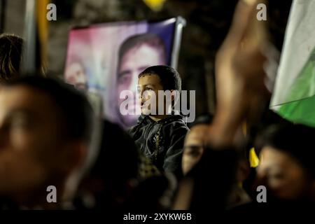 Gaza, Palestine. 04 janvier 2022. Les partisans du mouvement du Jihad islamique palestinien en Palestine organisent une manifestation de solidarité avec le détenu administratif palestinien en grève de la faim Hisham Abu Hawash dans la ville de Gaza. Hisham Abu Hawash est en grève de la faim depuis plus de 140 jours dans les prisons israéliennes pour protester contre sa détention dans le cadre de la politique israélienne de détention administrative, ce qui signifie qu’il n’a pas été accusé d’un crime. Le Comité international de la Croix-Rouge et les groupes carcéraux ont averti que l’état de santé de Hawash se détériore sérieusement et qu’il pourrait faire face à d Banque D'Images