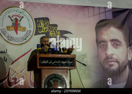 Gaza, Palestine. 04 janvier 2022. Les partisans du mouvement du Jihad islamique palestinien en Palestine organisent une manifestation de solidarité avec le détenu administratif palestinien en grève de la faim Hisham Abu Hawash dans la ville de Gaza. Hisham Abu Hawash est en grève de la faim depuis plus de 140 jours dans les prisons israéliennes pour protester contre sa détention dans le cadre de la politique israélienne de détention administrative, ce qui signifie qu’il n’a pas été accusé d’un crime. Le Comité international de la Croix-Rouge et les groupes carcéraux ont averti que l’état de santé de Hawash se détériore sérieusement et qu’il pourrait faire face à d Banque D'Images