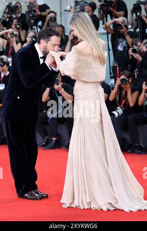 Italie, Lido di Venezia, 29 août 2024 : Pablo Larrain et Angelina jolie assistent à un tapis rouge pour 'Maria' lors du 81e Festival international du film de Venise le 29 août 2024 à Venise, Italie. Photo Ottavia Da Re/Sintesi/Alamy Live News Banque D'Images