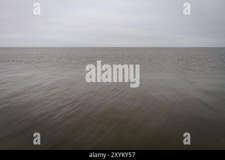 Paysage à la lagune de Curonian par un jour sombre Banque D'Images