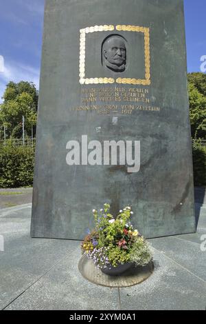 Ferdinand Graf von Zeppelin monument avec relief de la tête et citation, vous n'avez qu'à vouloir et croire en elle alors vous réussirez, sagesse, devise, devise, devise, Banque D'Images