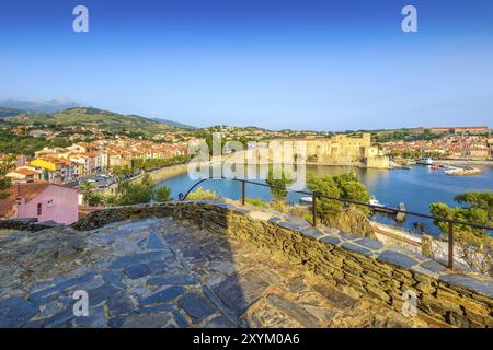 Port et ville de Collioure vus du point de vue de la Glorieta en Occitanie en France Banque D'Images