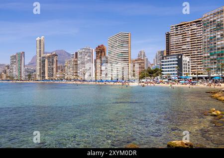 Photo de la belle ville de Benidorm en Espagne en été montrant des appartements de grande hauteur et le bâtiment le long de la plage Levante sur un ensoleillé Banque D'Images