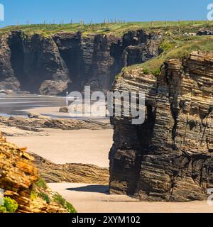 Falaises spectaculaires de formations rocheuses sur la plage des cathédrales, Galice, Espagne. Banque D'Images