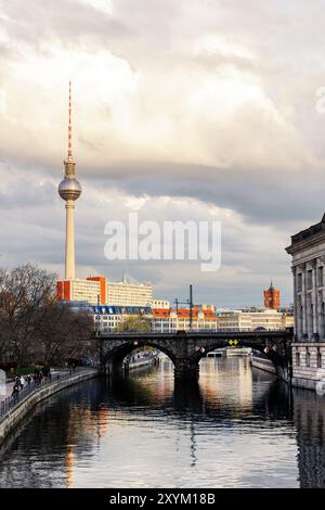 Vue panoramique sur le pont S-bahn de Berlin Mitte au-dessus de la tour de télévision du musée Spree Bode et des bâtiments historiques dans le quartier central sur un coucher de soleil couvert nuageux Banque D'Images