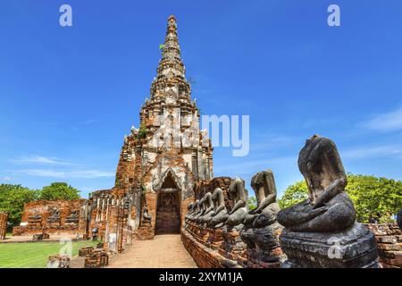 Rangée de l'image de Bouddha décapité dans Wat Chai Wattanaram dedans Ayutthaya Thaïlande Banque D'Images