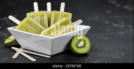 Sucettes de Kiwi (frais) comme détaillé close-up shot, selective focus) Banque D'Images