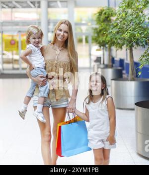 Happy smiling family sur le shopping dans le magasin Banque D'Images