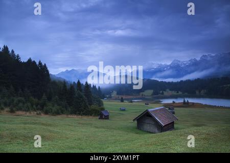 Cabane en bois sur la prairie par le lac Geroldsee au crépuscule, Allemagne, Europe Banque D'Images