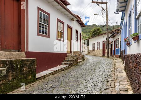 Petite rue pavée avec des maisons à l'architecture coloniale dans la célèbre ville d'Ouro Preto, dans le Minas Gerais Banque D'Images