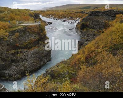 De Wikipedia : les Hraunfossar sont des cascades de la rivière Hvita près des villes de Husafell et Reykholt dans l'ouest de l'Islande. Sur une longueur de approx. Banque D'Images