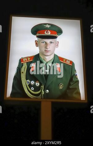 Berlin Allemagne, 2014. Photographie illuminée d'un soldat soviétique à Checkpoint Charlie à Berlin Banque D'Images