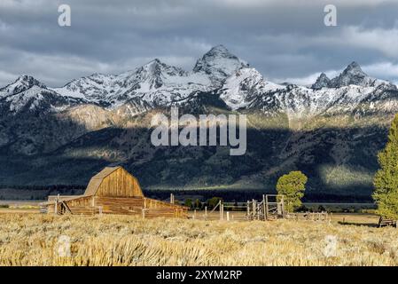 JACKSON, WYOMING, USA, SEPTEMBRE 30 : vue d'une grange en bois à Mormon Row près de Jackson Wyoming le 30 septembre 2013, Amérique du Nord Banque D'Images