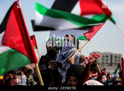 Gaza, Territoires palestiniens. 30 mars 2022. Les Palestiniens commémorent le 46e anniversaire de la Journée de la Terre lors d’un rassemblement dans le port de Gaza City, dans la bande de Gaza. Les participants se sont souvenus de la manifestation de 1976 en Galilée contre la saisie israélienne de terres palestiniennes et les six Palestiniens non armés tués, tout en affirmant leurs droits sur leurs terres et en rejetant l'occupation israélienne. Yahya Sinwar, le dirigeant du Hamas dans la bande de Gaza, a assisté à l'événement Banque D'Images